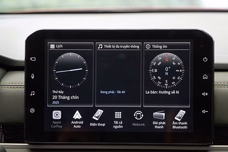 Xpander AT Premium 2025 phiên bản nâng cấp sở hữu màn hình giải trí 10 inch sắc nét với kết nối Apple Carplay/Android Auto không dây mang đến không gian giải trí phong phú cho hành khách.