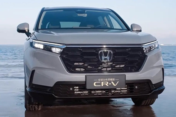 Mẫu xe SUV Honda CR-V 2025 phiên bản kỷ niệm 30 năm (Dongfeng Honda CR-V 30th Anniversary Glory Edition) đã chính thức trình làng tại thị trường Trung Quốc. Xe không tahy đổi nhiều về ngoại hình, mà chủ yếu tập trung vào nâng cấp công nghệ và trang bị.