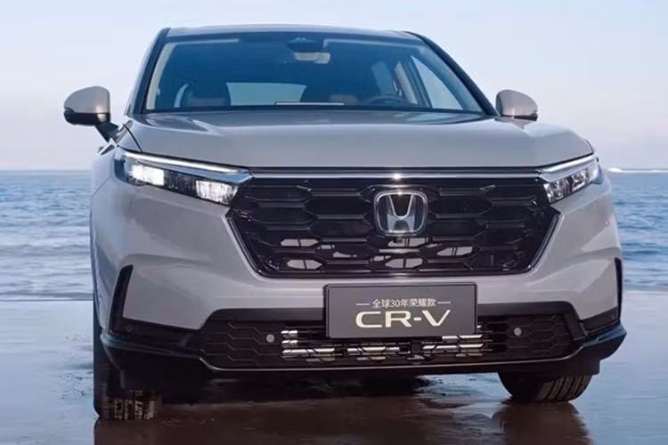 Mẫu xe SUV Honda CR-V 2025 phiên bản kỷ niệm 30 năm (Dongfeng Honda CR-V 30th Anniversary Glory Edition) đã chính thức trình làng tại thị trường Trung Quốc. Xe không tahy đổi nhiều về ngoại hình, mà chủ yếu tập trung vào nâng cấp công nghệ và trang bị.