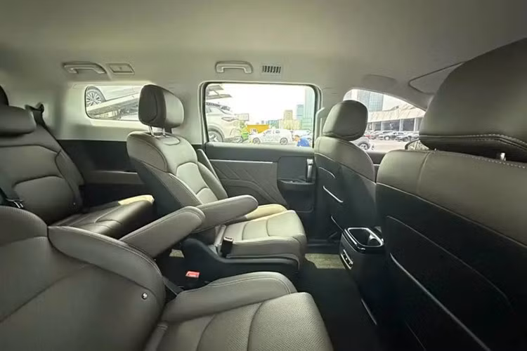 Khoang cabin được trang bị màn hình trung tâm dạng nổi, kết hợp các phím bấm vật lý để thao tác dễ dàng. Xe có sạc điện thoại không dây và cấu hình 7 chỗ ngồi (2+2+3), trong đó hàng ghế thứ hai có thể ngả lưng tùy chỉnh, phù hợp nhiều tình huống sử dụng.