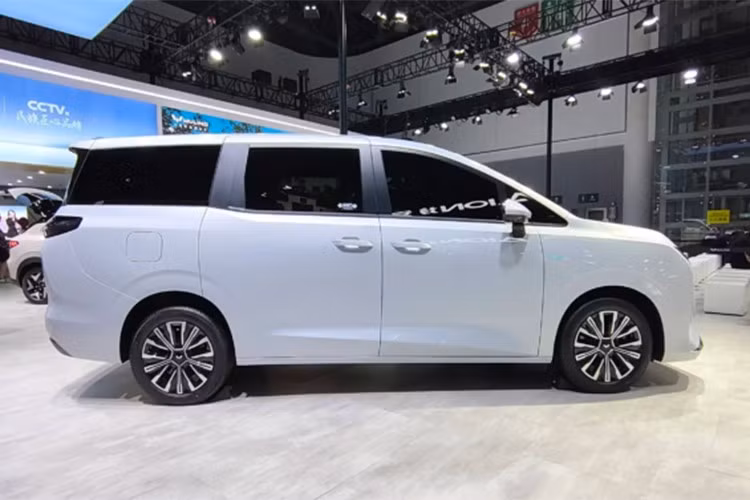 Xingguang 730 2025 mới được phát triển dựa trên kiến trúc năng lượng của Wuling và ứng dụng loạt công nghệ “Sky-Spirit-God”. Điểm khác biệt lớn nhất của mẫu MPV này nằm ở tùy chọn đa dạng hệ truyền động, bao gồm xăng truyền thống, hybrid sạc điện (PHEV) và thuần điện, nhằm đáp ứng nhu cầu đa dạng của khách hàng.