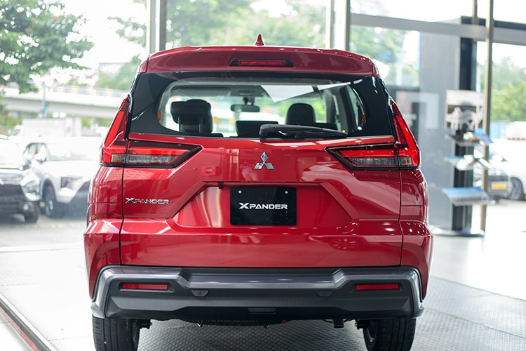 Điểm nhấn ở phần đuôi xe là cụm đèn hậu dạng T-Shape đặc trưng đồng bộ với thiết kế đèn ban ngày phía trước, dễ dàng nhận diện ở mọi góc nhìn. Mâm xe hợp kim 17 inch hai tông màu thiết kế hoàn toàn mới, cấu trúc đa chấu với các nan dài sắc nét, hài hòa với tổng thể của xe.