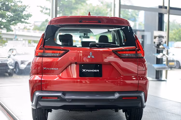 Điểm nhấn ở phần đuôi xe là cụm đèn hậu dạng T-Shape đặc trưng đồng bộ với thiết kế đèn ban ngày phía trước, dễ dàng nhận diện ở mọi góc nhìn. Mâm xe hợp kim 17 inch hai tông màu thiết kế hoàn toàn mới, cấu trúc đa chấu với các nan dài sắc nét, hài hòa với tổng thể của xe.