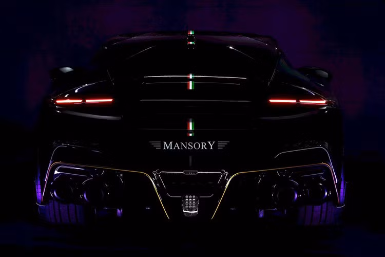 Nội thất tiếp tục sử dụng tông màu tương tự như thân xe, kết hợp nhiều loại vật liệu, bao gồm da và sợi carbon. Đèn LED được lắp đặt trên trần xe, và logo Mansory tỏa sáng màu tím bên trong cabin. Hãng độ Đức đã thay vô lăng của xe bằng vô lăng thể thao bọc da carbon tích hợp đèn báo sang số, sau đó lắp bàn đạp nhôm thể thao do hãng tự sản xuất và thảm sàn chần bông.