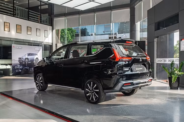 Nhờ khoảng sáng gầm lớn, chiếc MPV Xpander dễ dàng di chuyển qua nhiều địa hình. Đặc biệt, trên Xpander đã bổ sung thêm Hệ thống kiểm soát vào cua chủ động – AYC (Active Yaw Control) tăng cường sự an toàn và ổn định khi di chuyển trên đường trơn trượt hoặc vào cua gấp.