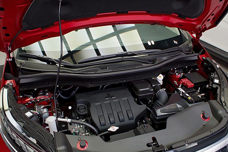 Xpander phiên bản mới vẫn dùng động cơ 1.5L MIVEC, sản sinh công suất 104 mã lực, mô-men xoắn cực đại 141 Nm; kết hợp hộp số AT 4 cấp. Động cơ này có khả năng vận hành bền bỉ, linh hoạt và ổn định trên nhiều cung đường, đồng thời vẫn đảm bảo khả năng tiết kiệm nhiên liệu một cách tối ưu.