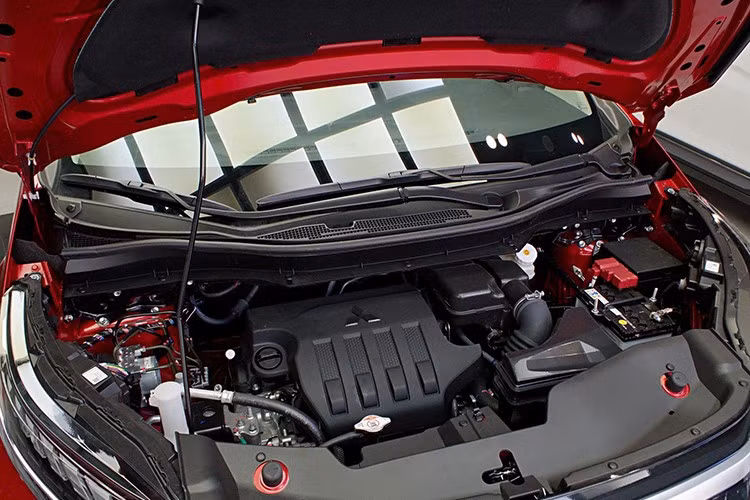 Xpander phiên bản mới vẫn dùng động cơ 1.5L MIVEC, sản sinh công suất 104 mã lực, mô-men xoắn cực đại 141 Nm; kết hợp hộp số AT 4 cấp. Động cơ này có khả năng vận hành bền bỉ, linh hoạt và ổn định trên nhiều cung đường, đồng thời vẫn đảm bảo khả năng tiết kiệm nhiên liệu một cách tối ưu.