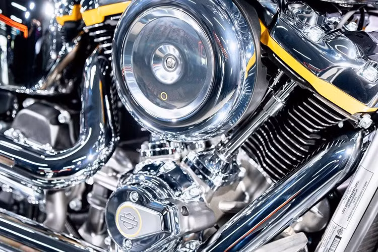 Mô-men xoắn cũng tăng lên khi Fat Boy đạt 171Nm. Để kiểm soát sức mạnh này, Harley đã trang bị cho xe 3 chế độ lái, ABS khi vào cua, kiểm soát lực kéo khi vào cua và kiểm soát trượt mô-men xoắn. Những chế độ này hoạt động song song với hệ thống treo trước và sau được tinh chỉnh lại.