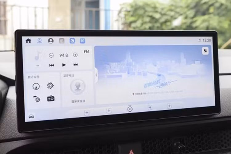 Bảng điều khiển trung tâm cũng được tinh chỉnh với chi tiết trang trí dạng lưới kéo dài tạo cảm giác hiện đại và gọn gàng. So với CR-V tại Việt Nam (chỉ có màn 7 – 9 inch, phần mềm cũ), bản kỷ niệm rõ ràng vượt trội hơn về trải nghiệm số.