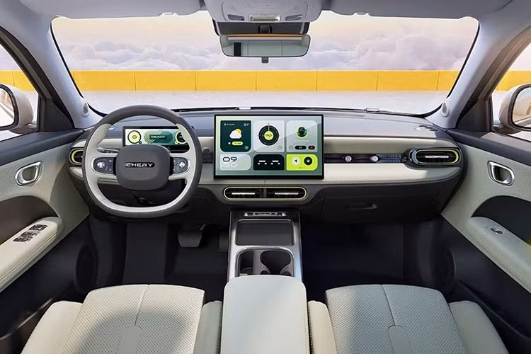 Chưa hết, xe còn được trang bị hệ thống hỗ trợ lái nâng cao Falcon 500 của Chery, có khả năng hỗ trợ lái tự động tốc độ cao. Trái ngược với thế hệ cũ, Chery QQ3 không dùng động cơ đốt trong mà là ôtô điện.