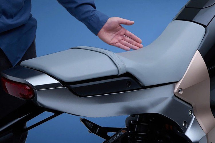 Khả năng an toàn của Honda WN7 cũng được chú trọng đặc biệt với hệ thống phanh Nissin đĩa đôi, tích hợp chống bó cứng phanh ABS hai kênh và cảm biến IMU 6 trục, giúp kiểm soát tối đa trạng thái thân xe khi vào cua hay phanh gấp.