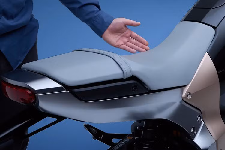 Khả năng an toàn của Honda WN7 cũng được chú trọng đặc biệt với hệ thống phanh Nissin đĩa đôi, tích hợp chống bó cứng phanh ABS hai kênh và cảm biến IMU 6 trục, giúp kiểm soát tối đa trạng thái thân xe khi vào cua hay phanh gấp.