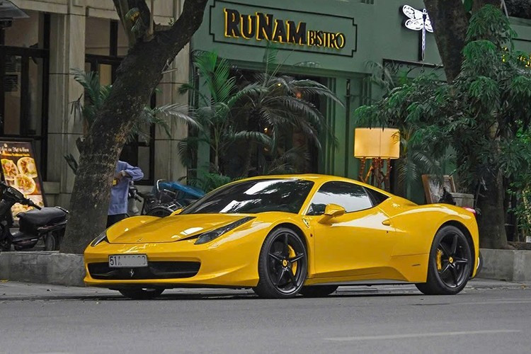 Tuy nhiên, những chiếc Ferrari 458 Italia được chào bán tại Việt Nam đều được 1 doanh nhân Tây Nguyên mua lại hết để đưa vào bộ sưu tập, vì thế việc còn vài xe Ferrari 458 Italia xuất hiện trên đường là khá bất ngờ.