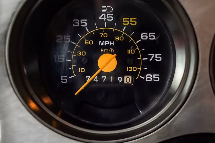 Xe được trang bị cửa sổ chỉnh điện, khóa cửa điện, trợ lực lái, cùng với các chi tiết trang trí bằng nhôm phay xước, điều hòa không khí và radio lắp thêm. Trong khi đó, cửa sổ phía sau chia đôi làm giảm tầm nhìn nhưng lại tăng thêm vẻ sang trọng cho một chiếc xe không có camera lùi.