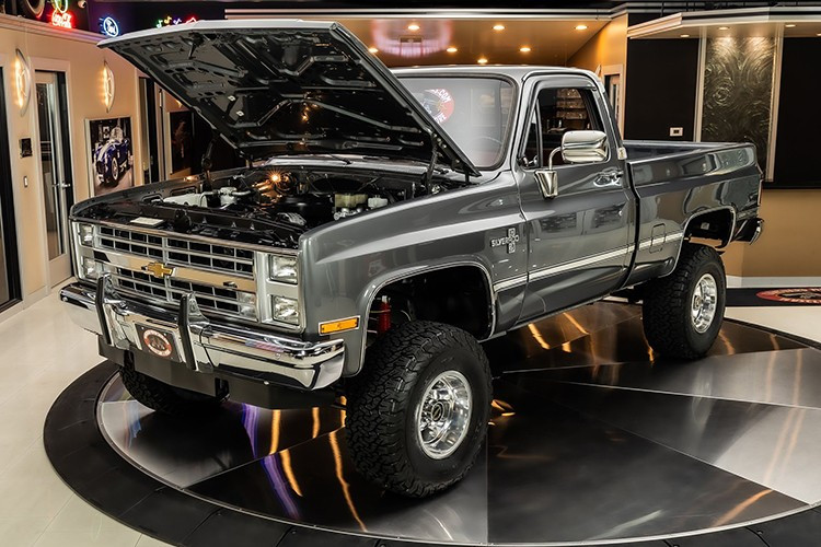 Chiếc Chevy Silverado 1987 được trang bị động cơ V8 350 cubic inch (5,7 lít) phun nhiên liệu điện tử (EFI), truyền động đến cả bốn bánh xe nhờ hộp số sàn Muncie bốn cấp (có thêm một số lùi) và hộp số phụ 205. Cần gạt chọn chế độ dẫn động 4x4x nằm trên sàn xe.