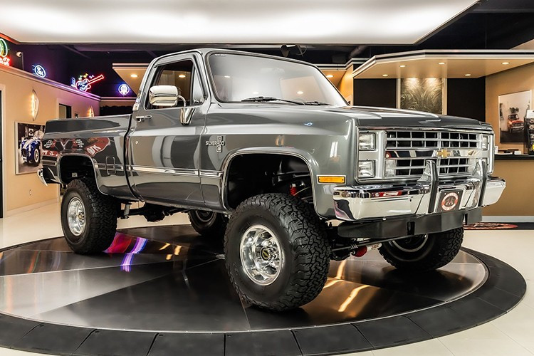 Chiếc xe bán tải Chevrolet Silverado 1987 lăn bánh khỏi dây chuyền lắp ráp trong năm sản xuất cuối cùng của thế hệ xe bán tải "thân vuông" C/K huyền thoại, vốn đã có mặt trên thị trường từ năm 1973.