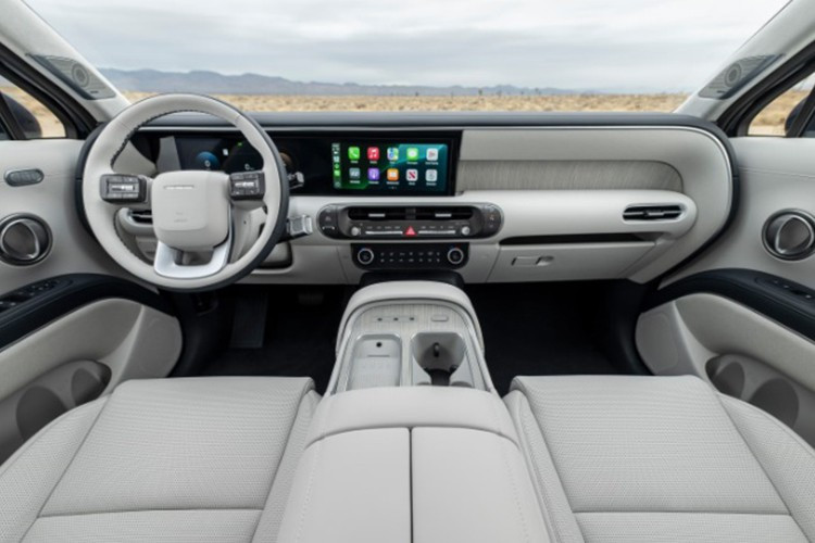 Bước vào khoang lái, người dùng sẽ choáng ngợp trước sự thay đổi toàn diện về bố cục. Bảng táp-lô sở hữu những đường cong lấy cảm hứng từ nội thất hiện đại kết hợp cùng 2 màn hình cong 12,3 inch tích hợp đầy đủ công nghệ kết nối như Apple CarPlay/Android Auto không dây và hệ thống thanh toán Hyundai Pay.