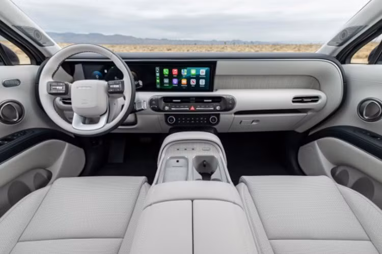 Bước vào khoang lái, người dùng sẽ choáng ngợp trước sự thay đổi toàn diện về bố cục. Bảng táp-lô sở hữu những đường cong lấy cảm hứng từ nội thất hiện đại kết hợp cùng 2 màn hình cong 12,3 inch tích hợp đầy đủ công nghệ kết nối như Apple CarPlay/Android Auto không dây và hệ thống thanh toán Hyundai Pay.