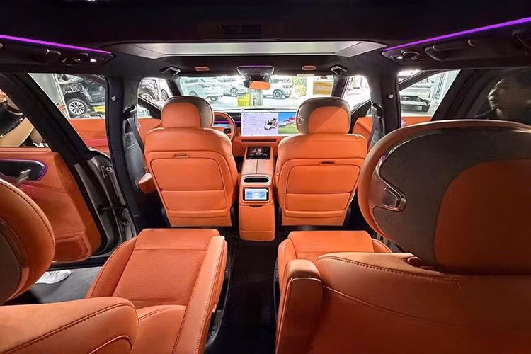 Trước mặt người lái là bảng đồng hồ 12,66 inch nằm phía sau vô lăng bọc da. Trên mặt táp-lô xuất hiện màn hình cảm ứng siêu rộng 30 inch, độ phân giải 6K, đóng vai trò là trung tâm giải trí đồng thời phục vụ cả hành khách phía trước. Ngoài ra, ở hàng ghế trước còn có 2 khay sạc không dây.