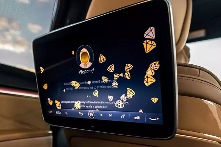 Hàng ghế sau vẫn được thiết kế với 2 ghế cơ trưởng độc lập giống như khoang máy bay hạng nhất, đi kèm hàng loạt các tính năng tiện nghi như bàn gấp, tủ champagne, máy tính bảng điều khiển các tính năng...