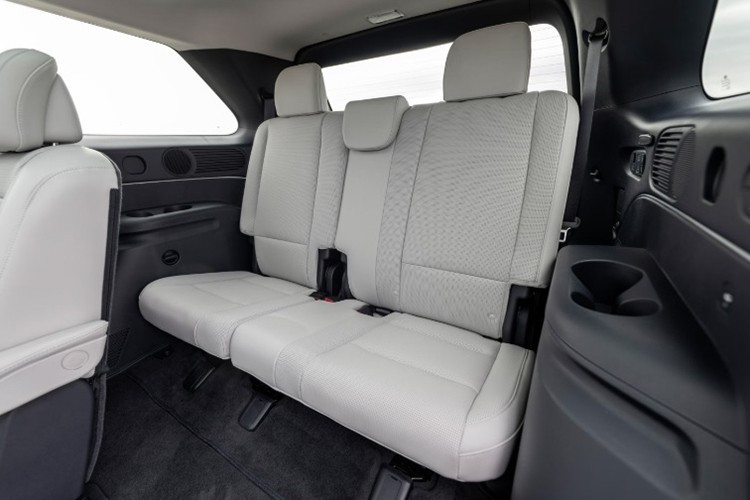 Không gian hành lý biến hóa linh hoạt từ 540 lít lên đến hơn 1.300 lít khi gập hàng ghế thứ ba, đáp ứng tốt cho những chuyến du hành dài ngày. Palisade 2026 được trang bị các công nghệ hỗ trợ người lái: như phanh khẩn cấp tự động, hỗ trợ giữ làn và kiểm soát hành trình thích ứng. Các phiên bản cao hơn có thể bổ sung hệ thống kiểm soát hành trình thích ứng nâng cao với chức năng căn giữa làn đường, cùng các cảm biến hỗ trợ đỗ xe.