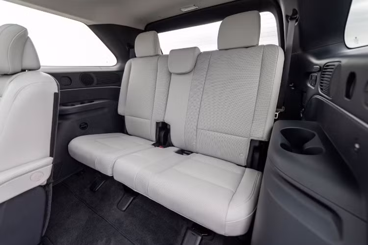 Không gian hành lý biến hóa linh hoạt từ 540 lít lên đến hơn 1.300 lít khi gập hàng ghế thứ ba, đáp ứng tốt cho những chuyến du hành dài ngày. Palisade 2026 được trang bị các công nghệ hỗ trợ người lái: như phanh khẩn cấp tự động, hỗ trợ giữ làn và kiểm soát hành trình thích ứng. Các phiên bản cao hơn có thể bổ sung hệ thống kiểm soát hành trình thích ứng nâng cao với chức năng căn giữa làn đường, cùng các cảm biến hỗ trợ đỗ xe.