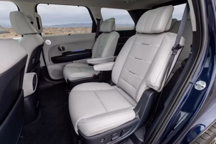 Đặc biệt, phiên bản cao cấp nhất Calligraphy mang đến trải nghiệm tương đương các dòng xe hạng sang Genesis với vật liệu cao cấp và độ hoàn thiện tinh xảo.Tiện nghi hàng ghế sau cũng là điểm cộng lớn khi Palisade cung cấp tùy chọn ghế thương gia ở hàng thứ hai với chức năng ngả lưng và đệm đỡ chân.