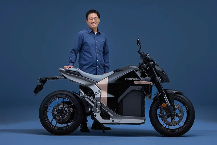 Khác với những dòng xe điện đô thị nhỏ gọn trước đây, Honda WN7 2026 mang vóc dáng của một chiếc naked-bike thuần túy với những đường nét cơ khí khỏe khoắn. Do không còn sự hiện diện của bình xăng, xe trở nên gọn gàng hơn với khối pin lithium-ion đặt tại vị trí trung tâm, bao bọc bởi lớp vỏ kim loại góc cạnh đầy nam tính.