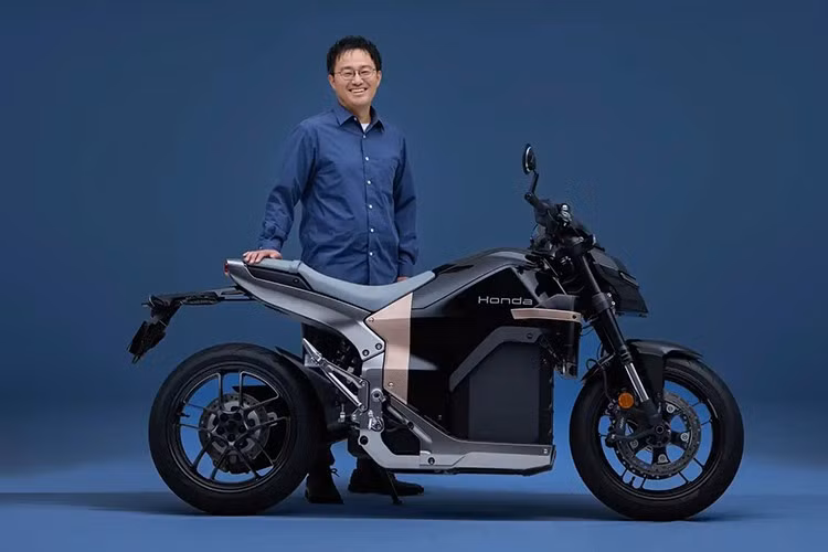 Khác với những dòng xe điện đô thị nhỏ gọn trước đây, Honda WN7 2026 mang vóc dáng của một chiếc naked-bike thuần túy với những đường nét cơ khí khỏe khoắn. Do không còn sự hiện diện của bình xăng, xe trở nên gọn gàng hơn với khối pin lithium-ion đặt tại vị trí trung tâm, bao bọc bởi lớp vỏ kim loại góc cạnh đầy nam tính.