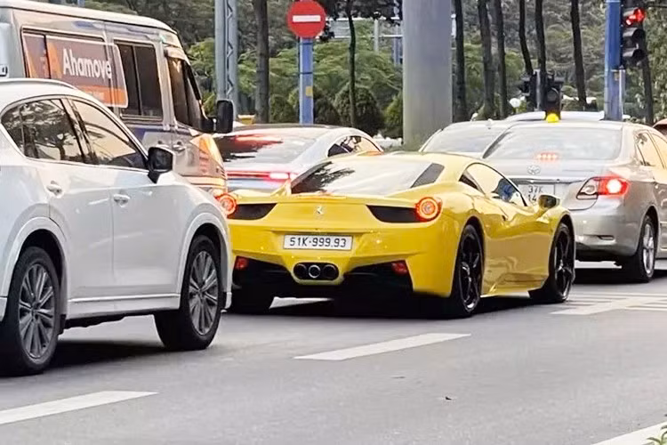 Sau gần 6 năm ở với chủ nhân hiện tại nhưng vẫn giữ biển số từ lúc về nước, chiếc Ferrari 458 Italia này đã được chủ xe đầu tư 335 triệu đồng cho biển "tứ quý 9", biển số 51K - 999-93 rất đẹp mắt.