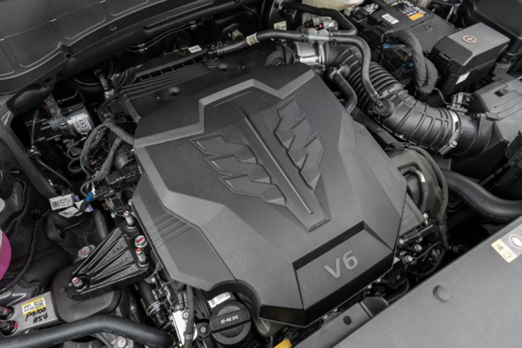 Cung cấp sức mạnh cho Hyundai Palisade 2026 là khối động cơ V6 3.5L sản sinh công suất 287 mã lực, đi kèm hộp số tự động 8 cấp và tùy chọn dẫn động cầu trước hoặc bốn bánh toàn thời gian. Dù trọng lượng gia tăng khiến khả năng tăng tốc từ 0-96 km/h mất khoảng 8 giây – chậm hơn so với thế hệ cũ nhưng Palisade vẫn được đánh giá cao ở sự êm ái, phù hợp hoàn hảo cho nhu cầu di chuyển gia đình.