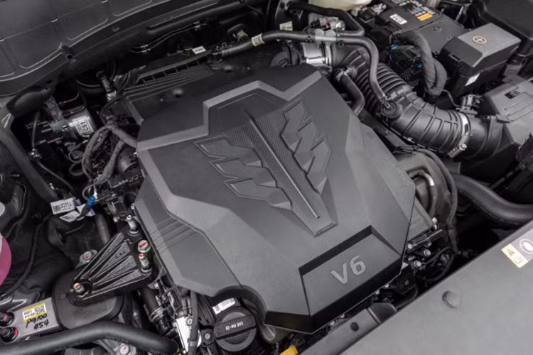 Cung cấp sức mạnh cho Hyundai Palisade 2026 là khối động cơ V6 3.5L sản sinh công suất 287 mã lực, đi kèm hộp số tự động 8 cấp và tùy chọn dẫn động cầu trước hoặc bốn bánh toàn thời gian. Dù trọng lượng gia tăng khiến khả năng tăng tốc từ 0-96 km/h mất khoảng 8 giây – chậm hơn so với thế hệ cũ nhưng Palisade vẫn được đánh giá cao ở sự êm ái, phù hợp hoàn hảo cho nhu cầu di chuyển gia đình.