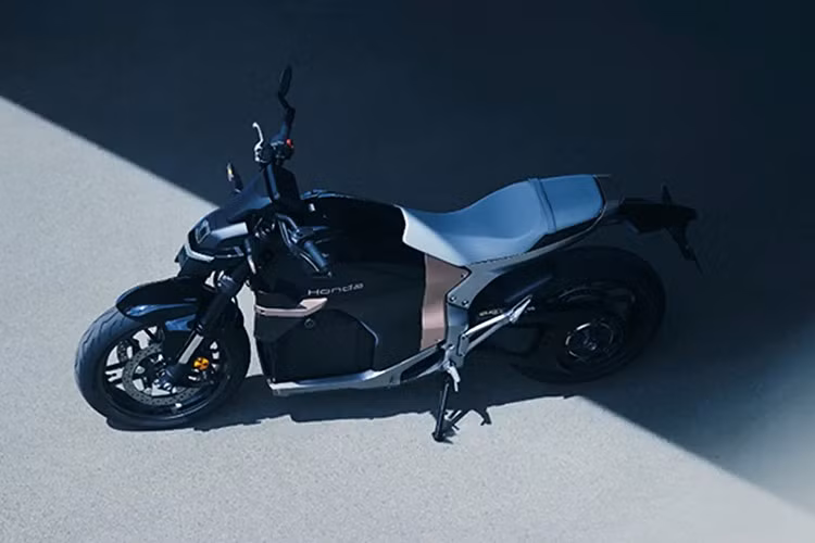 Xe có phạm vi hoạt động từ 140 km đến 153 km tùy phiên bản. Đáng chú ý, Honda đã trang bị cho WN7 cổng sạc nhanh CCS2 - tiêu chuẩn thường thấy trên ô tô điện hiện nay. Với bộ sạc này, người dùng chỉ mất khoảng 30 phút để sạc từ 20% lên 80% pin.