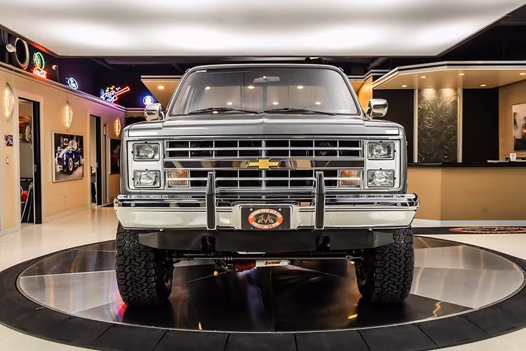 Chủ xe còn lắp thêm bộ nâng gầm 4 inch để dễ dàng vượt qua những đoạn đường gồ ghề khi đi off-road. Chiếc Chevrolet Silverado đời 1987 đang tìm chủ mới và cần một người không chỉ để trưng bày trong garage, chỉ cần họ sẵn sàng trả 89.900 đô la.