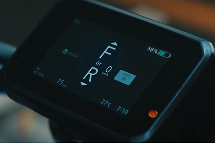 Honda WN7 sở hữu hệ thống khung gầm hợp kim nhôm đúc không dầm chính, sử dụng chính khối pin làm thành phần chịu lực trung tâm để tối ưu hóa khối lượng và độ ổn định. Xe được trang bị hệ thống giảm xóc Showa cao cấp với phuộc trước hành trình ngược 43 mm và giảm xóc sau có khả năng điều chỉnh tải trước