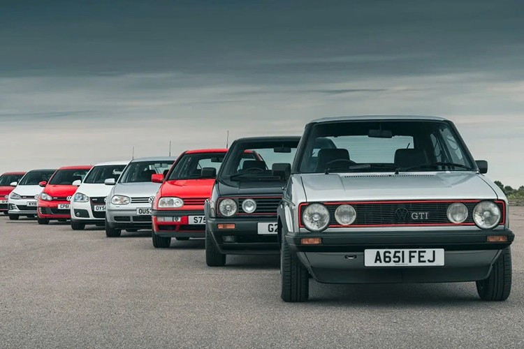 Volkswagen Golf đã trở thành hình mẫu tiêu biểu cho dòng xe gia đình cỡ nhỏ, hay còn gọi là xe hatchback nhỏ gọn, khi được giới thiệu vào năm 1974 với động cơ đặt trước và hệ dẫn động cầu trước, thay thế cho Volkswagen Beetle sử dụng động cơ đặt sau, làm mát bằng không khí và hệ dẫn động cầu sau.