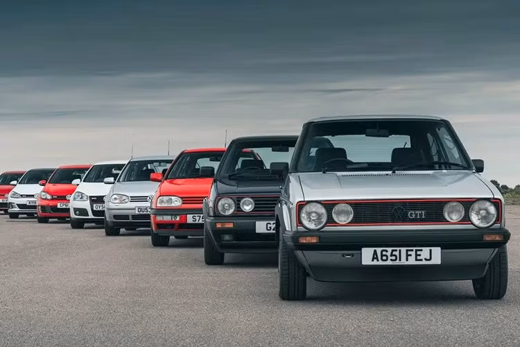 Volkswagen Golf đã trở thành hình mẫu tiêu biểu cho dòng xe gia đình cỡ nhỏ, hay còn gọi là xe hatchback nhỏ gọn, khi được giới thiệu vào năm 1974 với động cơ đặt trước và hệ dẫn động cầu trước, thay thế cho Volkswagen Beetle sử dụng động cơ đặt sau, làm mát bằng không khí và hệ dẫn động cầu sau.