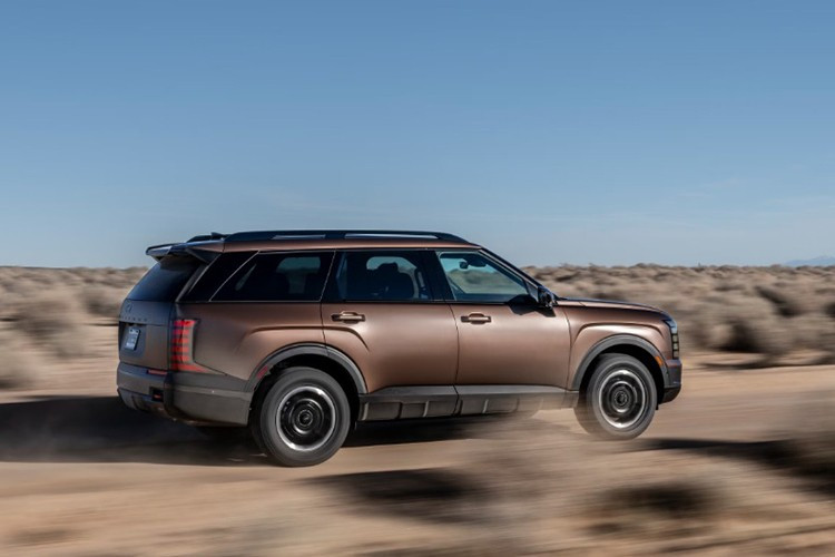 Kế thừa nền tảng vững chắc từ “người anh em” Kia Telluride, Hyundai Palisade 2026 rũ bỏ những đường nét mềm mại cũ để khoác lên mình diện mạo vuông vức, nam tính hơn.