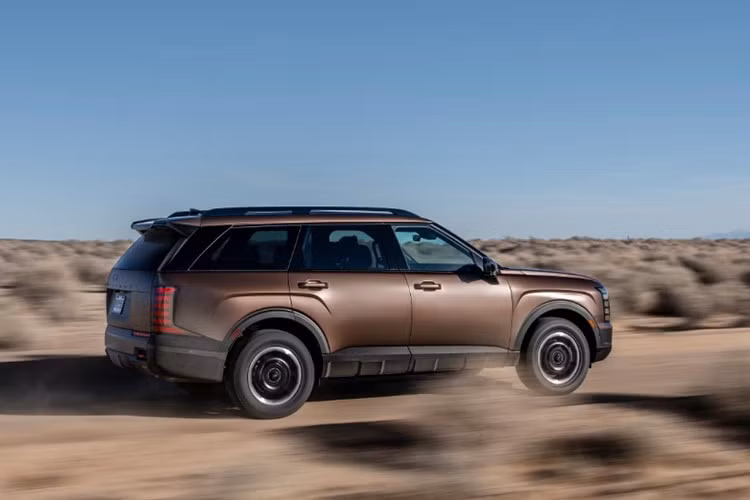 Kế thừa nền tảng vững chắc từ “người anh em” Kia Telluride, Hyundai Palisade 2026 rũ bỏ những đường nét mềm mại cũ để khoác lên mình diện mạo vuông vức, nam tính hơn.