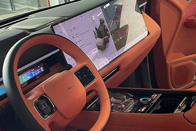 Bên trong Lynk &amp; Co 900 là không gian nội thất 3 hàng ghế với 6 chỗ ngồi. Hàng ghế thứ hai có thể trượt lên đến 550 mm trong khi lưng ghế hàng ba điều chỉnh được 125 mm. Lynk &amp; Co cho biết xe có không gian phía trên đầu hành khách và khoảng duôi chân chân rộng nhất phân khúc.