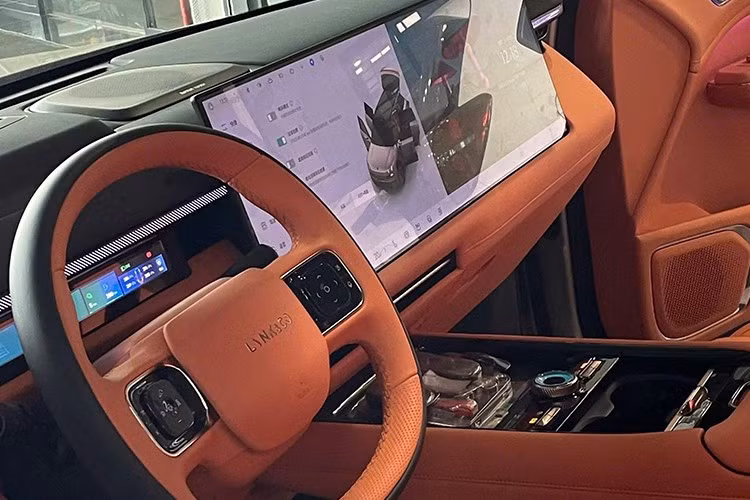 Bên trong Lynk &amp; Co 900 là không gian nội thất 3 hàng ghế với 6 chỗ ngồi. Hàng ghế thứ hai có thể trượt lên đến 550 mm trong khi lưng ghế hàng ba điều chỉnh được 125 mm. Lynk &amp; Co cho biết xe có không gian phía trên đầu hành khách và khoảng duôi chân chân rộng nhất phân khúc.