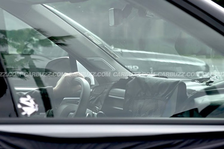 Hiện tại, Hyundai chưa có xác nhận chính thức nào về việc nâng cấp Santa Fe. Tuy nhiên, trong bối cảnh các mẫu SUV như Palisade 2026 đã bước sang thế hệ mới, còn Tucson chuẩn bị trình làng bản hoàn toàn mới vào năm 2028, việc SantaFe sớm được "tút lại" giữa vòng đời là hoàn toàn có cơ sở.