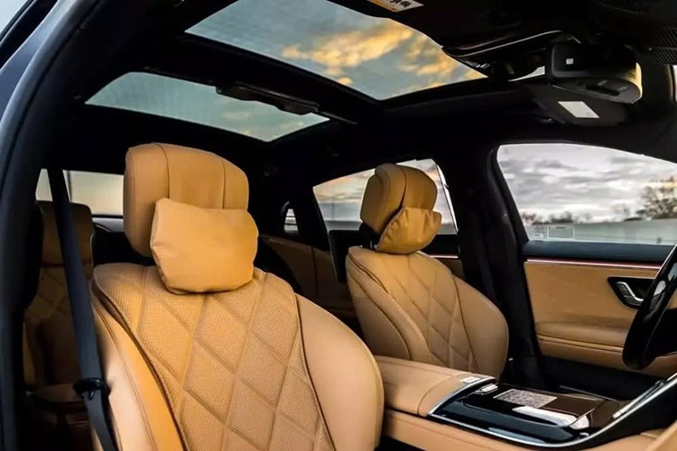 Ngoài ra còn có thêm các điểm nhấn màu đen bóng và các chi tiết trang trí bằng kim loại thường thấy, chưa kể đến hệ thống đèn chiếu sáng nội thất bắt mắt khá phổ biến trên các xe Mercedes hiện đại, cũng như màn hình OEM ở giữa bảng điều khiển và cụm đồng hồ kỹ thuật số dạng máy tính bảng phía sau vô lăng ba chấu.