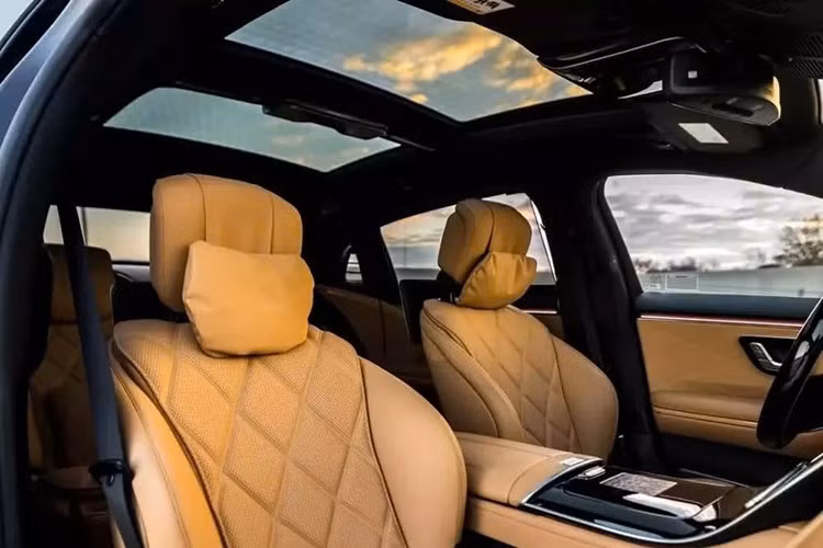 Ngoài ra còn có thêm các điểm nhấn màu đen bóng và các chi tiết trang trí bằng kim loại thường thấy, chưa kể đến hệ thống đèn chiếu sáng nội thất bắt mắt khá phổ biến trên các xe Mercedes hiện đại, cũng như màn hình OEM ở giữa bảng điều khiển và cụm đồng hồ kỹ thuật số dạng máy tính bảng phía sau vô lăng ba chấu.