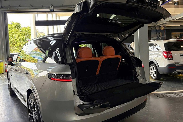 Xe được phát triển trên nền tảng khung gầm SPA Evo và sử dụng hệ truyền động plug-in hybrid với động cơ xăng tăng áp 2.0L, kết hợp cùng 3 mô-tơ điện, cho tổng công suất 650 kW (khoảng 884 mã lực). Mô-tơ điện phía trước có công suất 123 kW (167 mã lực) trong khi con số tổng cộng của hai mô-tơ nằm trên cầu sau là 340 kW (462 mã lực). Xe có thể tăng tốc từ 0-100 km/h trong 4,3 giây và đạt tốc độ tối đa 230 km/h.