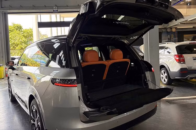 Xe được phát triển trên nền tảng khung gầm SPA Evo và sử dụng hệ truyền động plug-in hybrid với động cơ xăng tăng áp 2.0L, kết hợp cùng 3 mô-tơ điện, cho tổng công suất 650 kW (khoảng 884 mã lực). Mô-tơ điện phía trước có công suất 123 kW (167 mã lực) trong khi con số tổng cộng của hai mô-tơ nằm trên cầu sau là 340 kW (462 mã lực). Xe có thể tăng tốc từ 0-100 km/h trong 4,3 giây và đạt tốc độ tối đa 230 km/h.