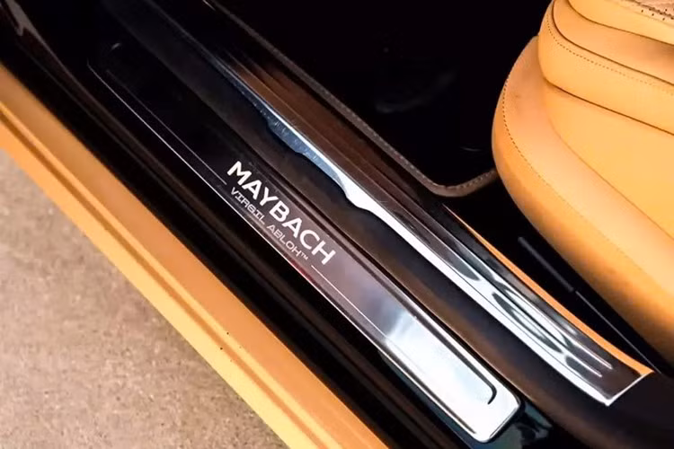 Xe sử dụng bộ mâm xe Maybach đặc trưng, ​​với phần thân dưới màu nâu nhạt, bao gồm cả mâm xe, và phần thân trên màu đen, được phân tách bởi một đường viền tinh tế. Theo đúng phong cách Maybach, các chi tiết mạ crôm vẫn được giữ nguyên, có thể thấy trên logo nắp ca-pô, lưới tản nhiệt ấn tượng, viền cửa hút gió phía trước, phần dưới cửa, biểu tượng V12 trên chắn bùn,...