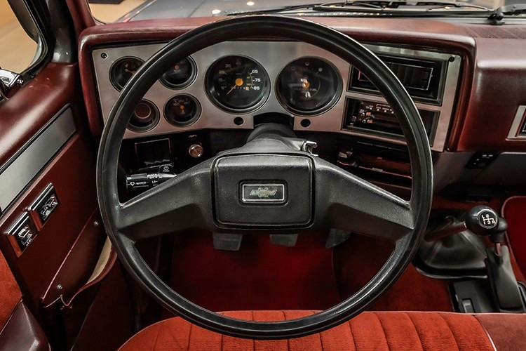 Tuy nhiên, người chế tạo chiếc xe Chevrolet Silverado 1987 này đã cố gắng bảo tồn tính nguyên bản của nó nhiều nhất có thể, giữ lại bảng điều khiển, đồng hồ đo và khu vực ghế ngồi nguyên bản của nhà máy.