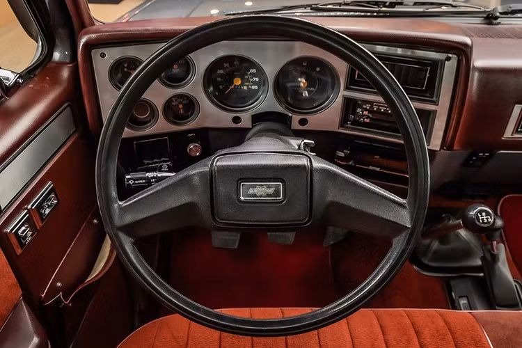 Tuy nhiên, người chế tạo chiếc xe Chevrolet Silverado 1987 này đã cố gắng bảo tồn tính nguyên bản của nó nhiều nhất có thể, giữ lại bảng điều khiển, đồng hồ đo và khu vực ghế ngồi nguyên bản của nhà máy.