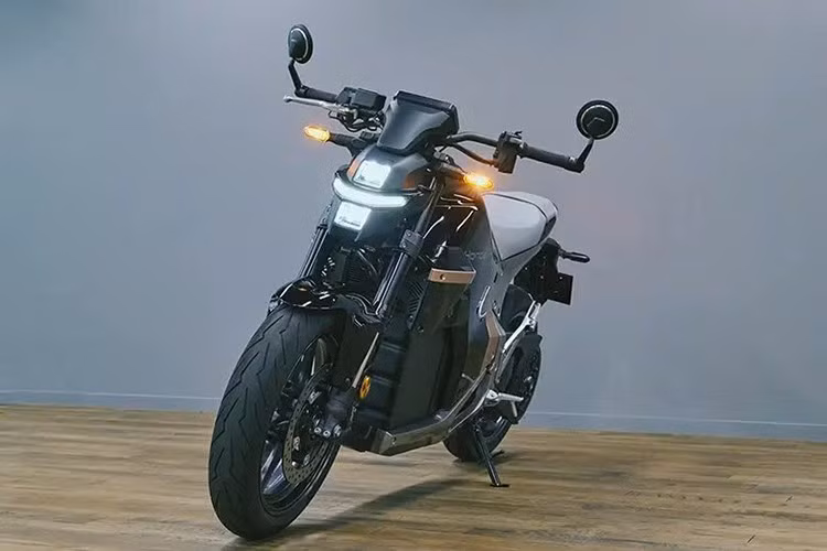 Điểm nhấn hiện đại nằm ở dải đèn định vị kéo ngang đầu xe, kết hợp cùng bộ vành 17 inch và gắp đơn Pro-Arm phía sau, tạo nên một ngoại hình vừa mang hơi thở tương lai vừa giữ được "chất" thể thao đặc trưng của Honda. Xe sở hữu hàng loạt công nghệ hỗ trợ như ga điện tử, 4 chế độ lái linh hoạt và hệ thống kiểm soát mô-men xoắn.